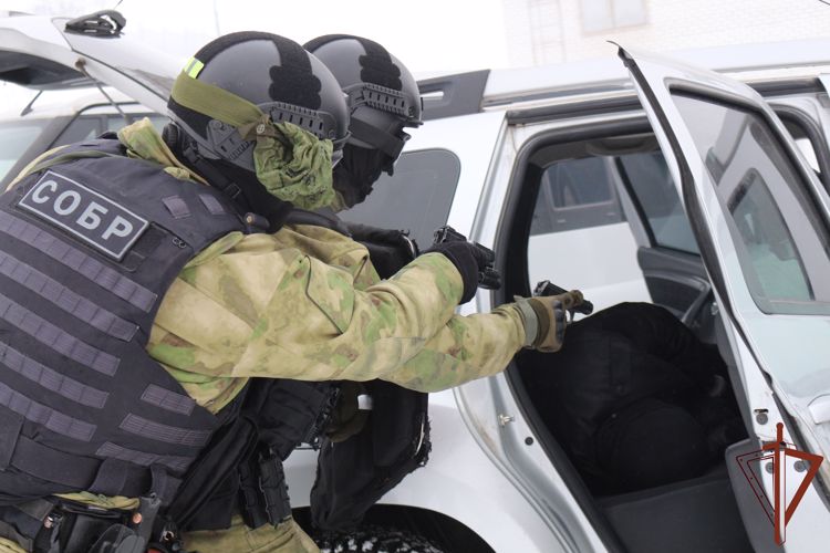 Сотрудники СОБР «Столица» задержали подозреваемых в разбойном нападении