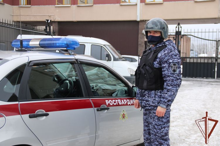 Патруль Росгвардии в Петербурге задержал стрелявшего из окна дома мужчину