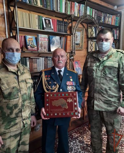 Белгородские росгвардейцы навестили ветерана войск правопорядка, выполнявшего интернациональный долг в Афганистане
