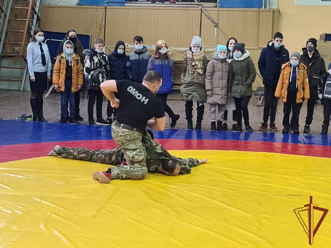 Сотрудники вологодского ОМОН «Вымпел» Росгвардии провели Урок мужества для воспитанников социального учреждения