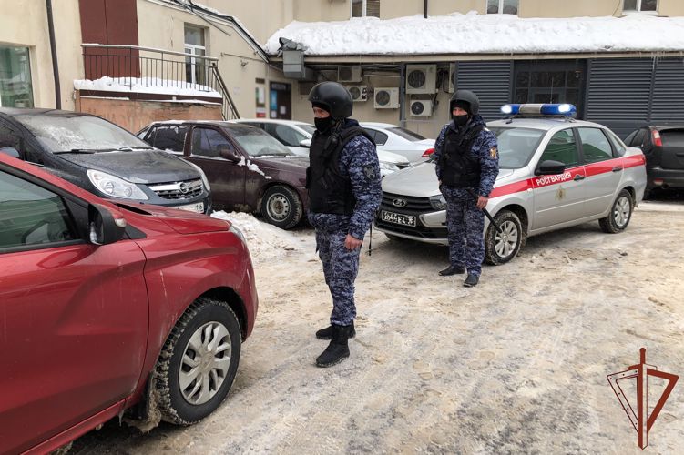 Патруль Росгвардии задержал подозреваемых в ограблении салона сотовой связи в Казани
