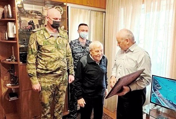 97-летнего ветерана Великой Отечественной войны навестили росгвардейцы в Симферополе