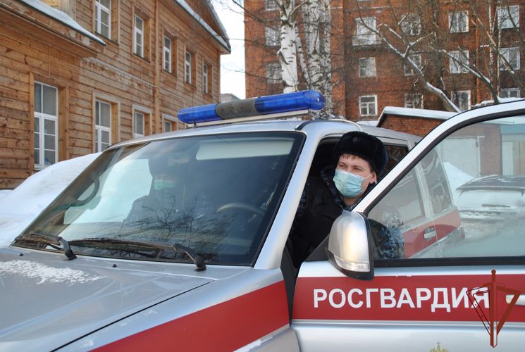 В Кирове росгвардейцы задержали мужчину, подозреваемого в грабеже