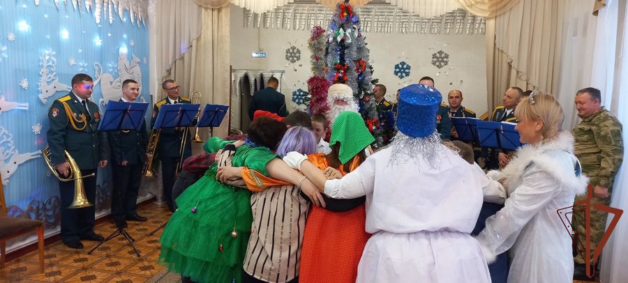 Педагоги и воспитанники детского дома из Нижней Туры поблагодарили росгвардейцев за подаренный праздник (видео)