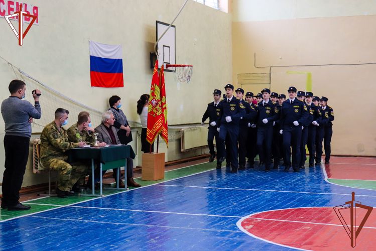 В Йошкар-Оле представители Росгвардии приняли участие в смотре  строя и песни среди школьников