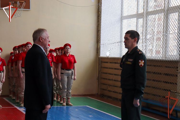 В Йошкар-Оле представители Росгвардии приняли участие в смотре  строя и песни среди школьников