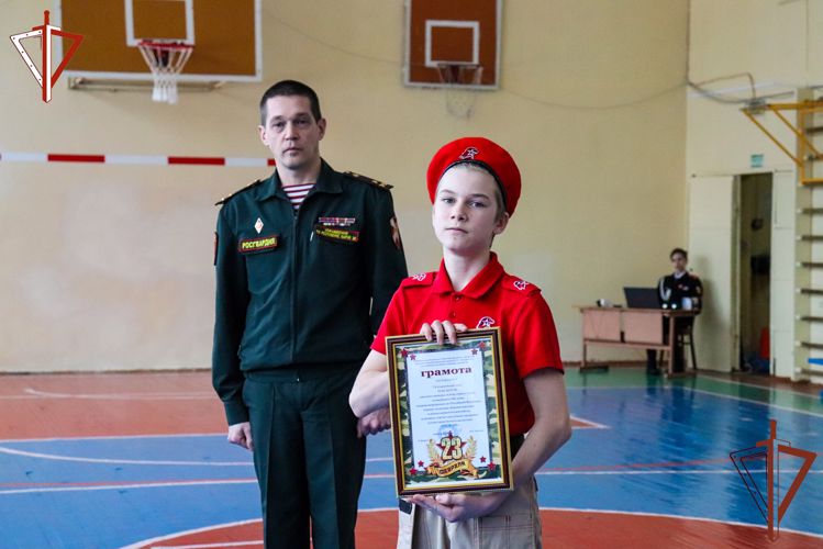 В Йошкар-Оле представители Росгвардии приняли участие в смотре  строя и песни среди школьников