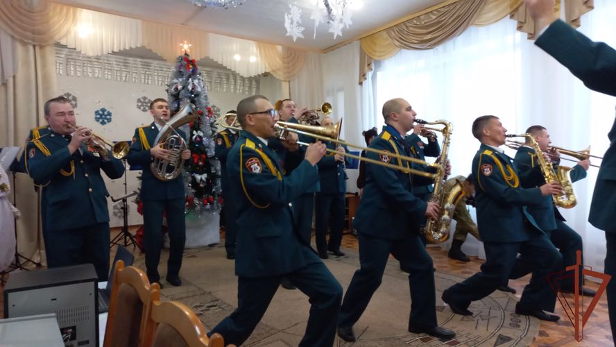 Педагоги и воспитанники детского дома из Нижней Туры поблагодарили росгвардейцев за подаренный праздник (видео)