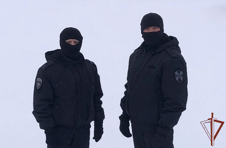 Сотрудники ОМОН Росгвардии помогли рыбаку на Белом озере выбраться из ледового плена