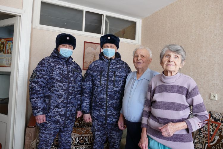 Росгвардейцы поздравили участников Великой Отечественной войны с Днем защитника Отечества и провели Уроки мужества с молодёжью