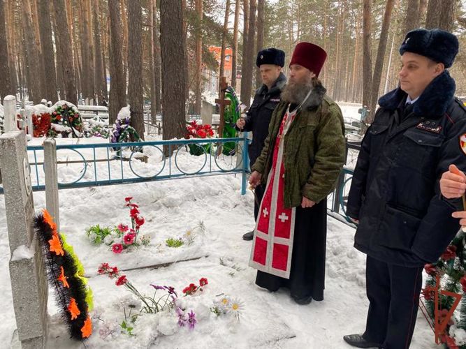 Росгвардейцы почтили память погибшего товарища в Алтайском крае