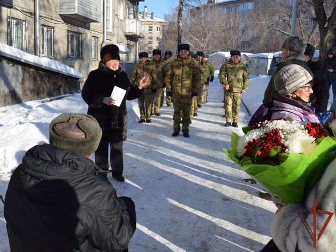 Росгвардейцы персональным концертом поздравили с 95-летием ветерана из Барнаула  