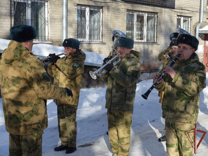 Росгвардейцы персональным концертом поздравили с 95-летием ветерана из Барнаула  
