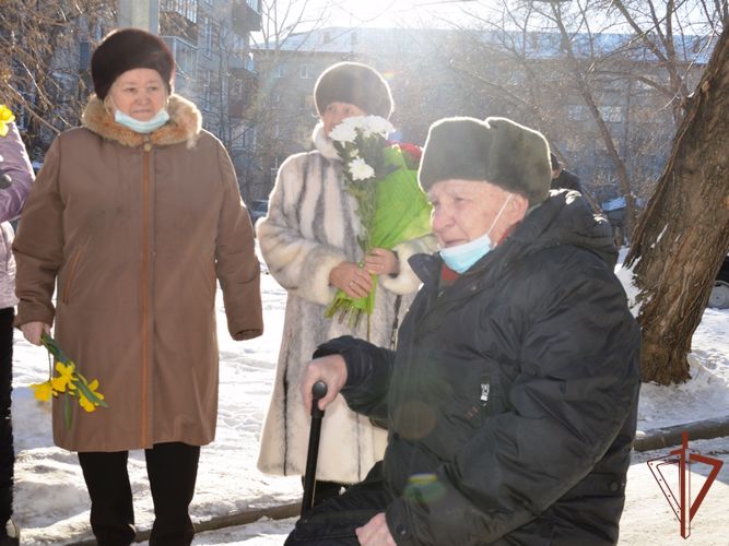 Росгвардейцы персональным концертом поздравили с 95-летием ветерана из Барнаула  