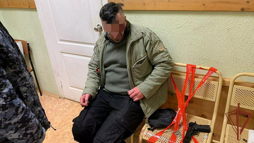 В Ленинградской области сотрудники Росгвардии задержали мужчину, который пришел в лечебное учреждение с оружием