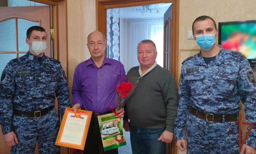 В Ленинградской области сотрудники Росгвардии поздравили с юбилеем ветерана службы