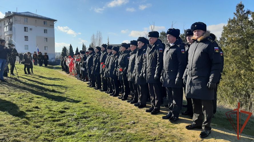 Память героя Крымской войны почтили росгвардейцы в Севастополе