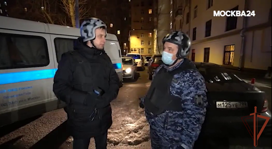Съёмочная группа телеканала «Москва 24» заступили на ночное дежурство вместе со столичными росгвардейцами