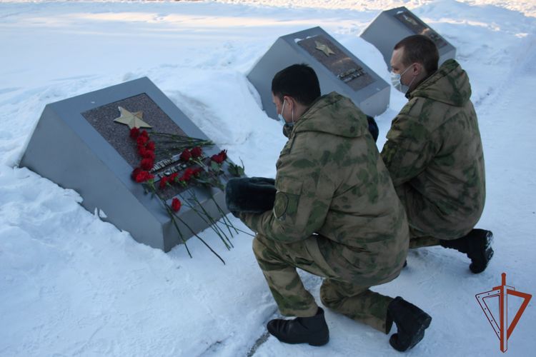 В Сибири росгвардейцы отдали воинские почести защитникам Сталинграда