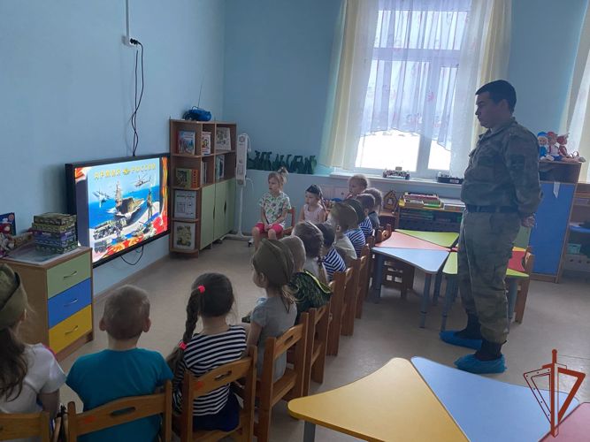 Росгвардейцы провели встречи по случаю Дня защитника Отечества в Ленобласти