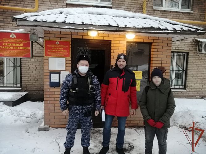 Сотрудник Росгвардии помог потерявшемуся московскому школьнику 
