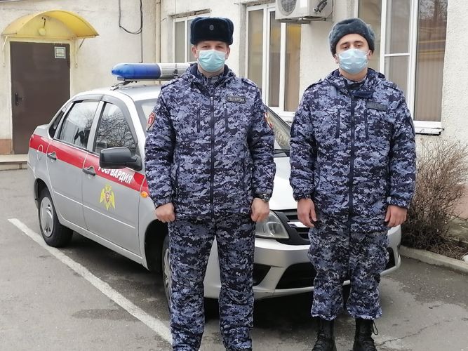 Загоревшийся грузовой автомобиль потушили росгвардейцы в Ростовской области 