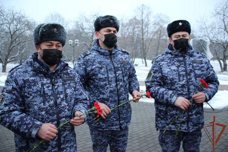 Росгвардейцы почтили память воинов-интернационалистов в Нальчике 