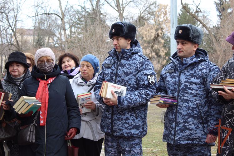 В Нальчике  росгвардейцы приняли участие в акции «Дарите книги с любовью»