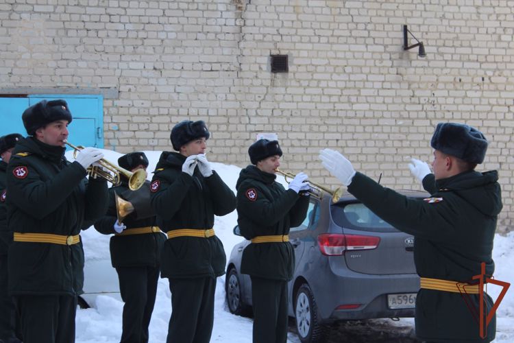 Офицеры Росгвардии в Саратове поздравили со столетним юбилеем ветерана войск НКВД Веру Максимовну Кривоногову