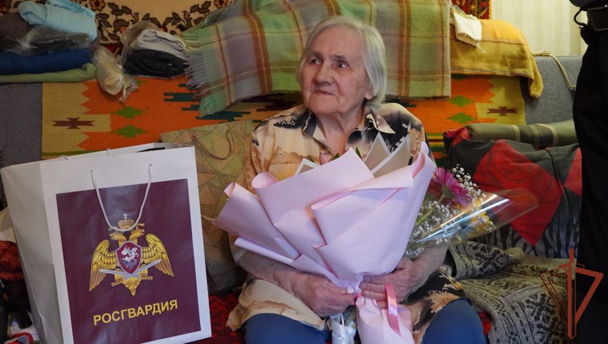 Офицеры Росгвардии в Саратове поздравили со столетним юбилеем ветерана войск НКВД Веру Максимовну Кривоногову