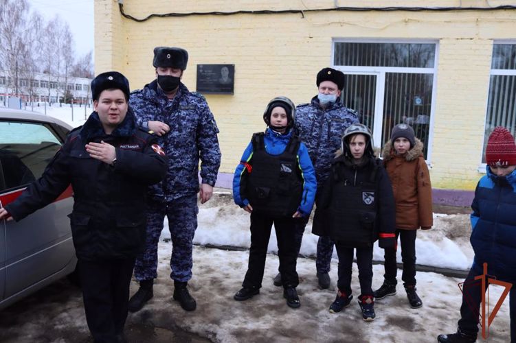 Сотрудники Центрального округа Росгвардии провели патриотические мероприятия для школьников и студентов