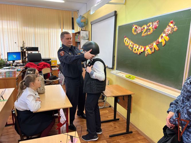 В Подмосковье сотрудники Росгвардии провели Уроки мужества, посвященные Дню защитника Отечества