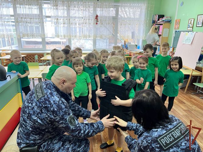 В Подмосковье сотрудники Росгвардии провели Уроки мужества, посвященные Дню защитника Отечества