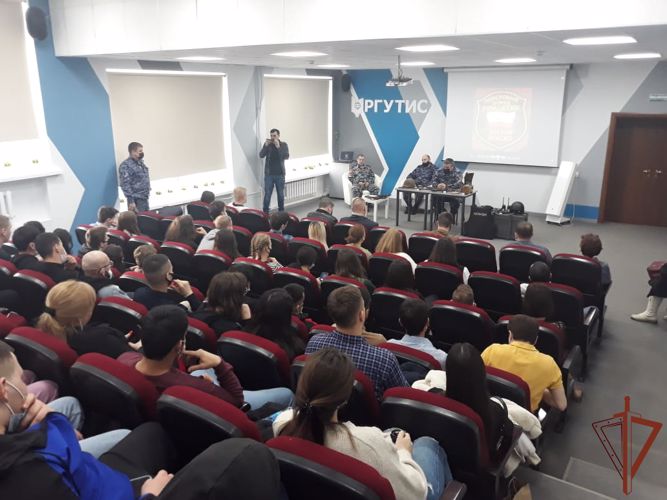 В Подмосковье сотрудники Росгвардии провели Уроки мужества, посвященные Дню защитника Отечества