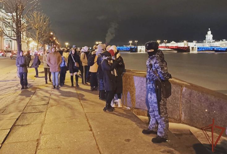 Росгвардейцы обеспечили правопорядок во время праздничного салюта в Петербурге