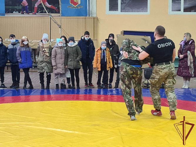 Сотрудники вологодского ОМОН «Вымпел» Росгвардии провели Урок мужества для воспитанников социального учреждения