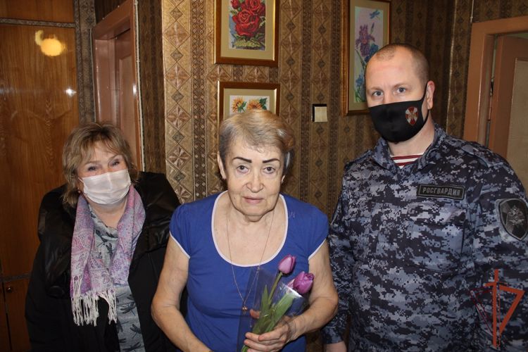 Росгвардейцы Приволжского округа поздравили с праздником весны матерей и вдов погибших коллег