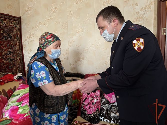 Росгвардейцы оказали помощь труженице тыла и ветерану вневедомственной охраны Тувы