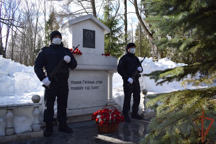 Сотрудники нижегородского СОБР Росгвардии почтили память погибших товарищей
