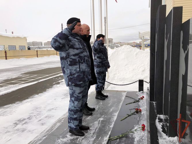 Ветераны и сотрудники сургутских ОМОН и СОБР Росгвардии почтили память погибших коллег