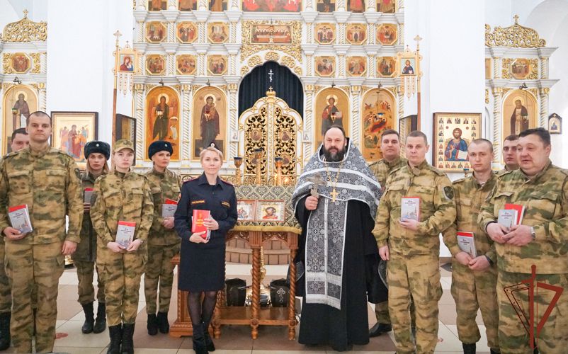 Священники Воронежской и Лискинской епархии передали росгвардейцам православные книги 