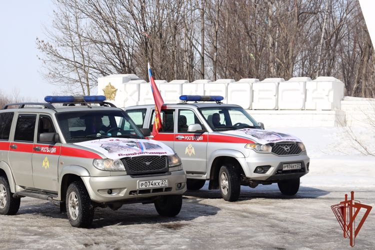 В Хабаровске сотрудники Росгвардии вышли на маршруты патрулирования с символами «V» на служебных автомобилях