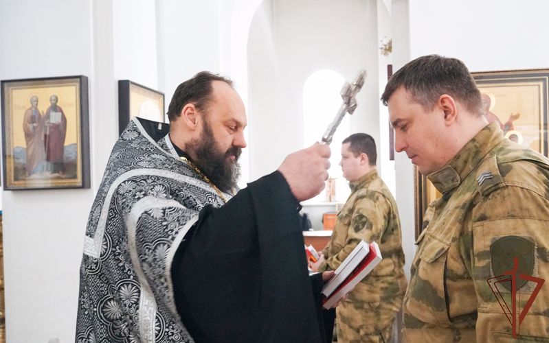 Священники Воронежской и Лискинской епархии передали росгвардейцам православные книги 