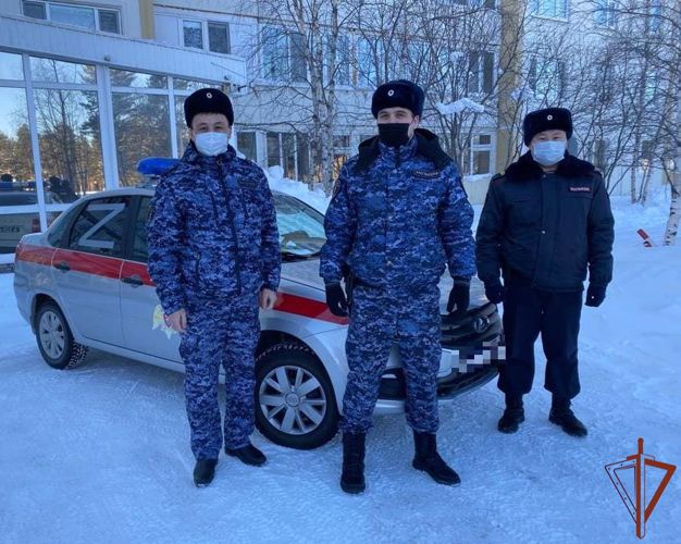 Сотрудники Росгвардии по горячим следам задержали в Югре подозреваемого в угоне автомобиля 
