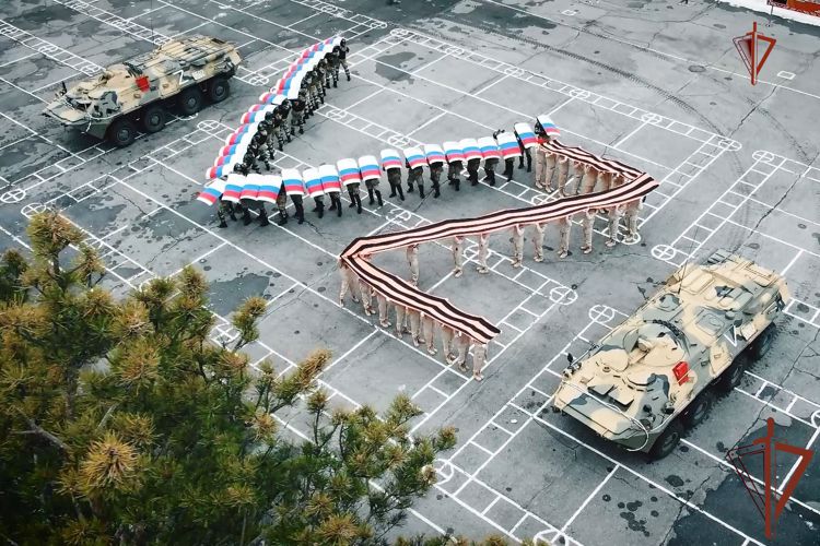 Флешмоб в рамках акции «Своих не бросаем» провели росгвардейцы в Хабаровске (видео)