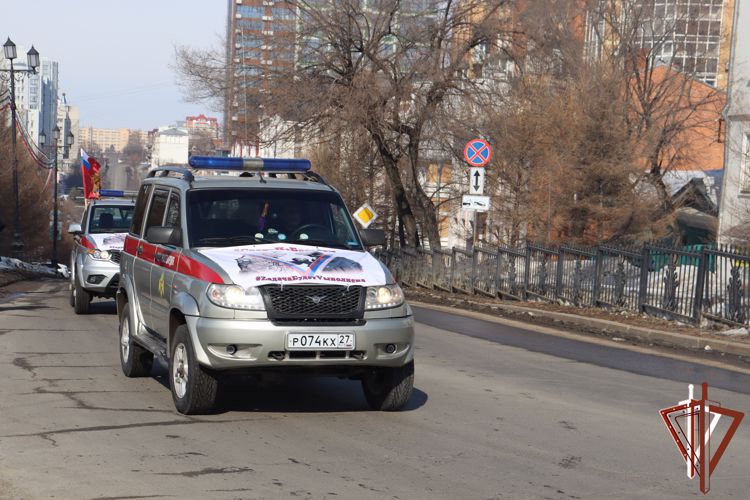 В Хабаровске сотрудники Росгвардии вышли на маршруты патрулирования с символами «V» на служебных автомобилях