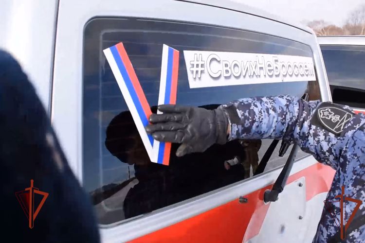 В Хабаровске сотрудники Росгвардии вышли на маршруты патрулирования с символами «V» на служебных автомобилях