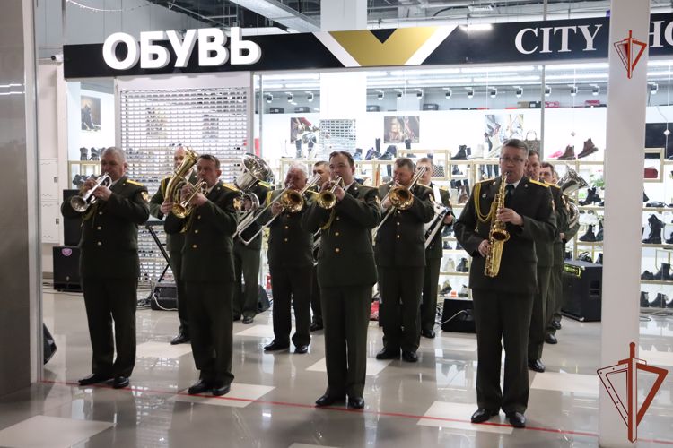 Флешмоб в рамках акции «Своих не бросаем» провели росгвардейцы в Хабаровске (видео)