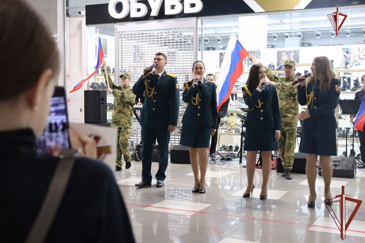Флешмоб в рамках акции «Своих не бросаем» провели росгвардейцы в Хабаровске (видео)