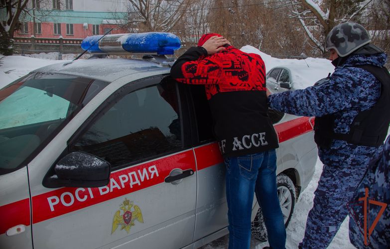 Угон автомобиля предотвратили росгвардейцы в Пензе 